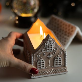 Свічка в гіпсовому кашпо "Пряниковий будиночок" з соєвого воску, ручної роботи