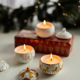 Свічка в гіпсовому кашпо "Новорічна куля" з соєвого воску, ручної роботи