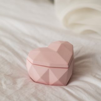 Свічка в гіпсовому кашпо "Геометричне серце" з соєвого воску, ручної роботи