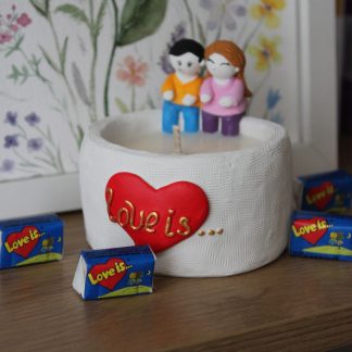 Свічка в гіпсовому кашпо "Love is" з соєвого воску, ручної роботи