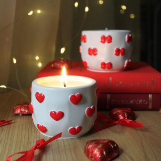 Свічка в гіпсовому кашпо "Сердечки та бантики" з соєвого воску, ручної роботи