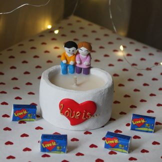 Свічка в гіпсовому кашпо "Love is" з соєвого воску, ручної роботи
