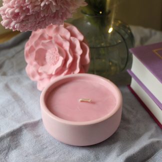 Свічка в гіпсовому кашпо "Камелія" з соєвого воску, ручної роботи